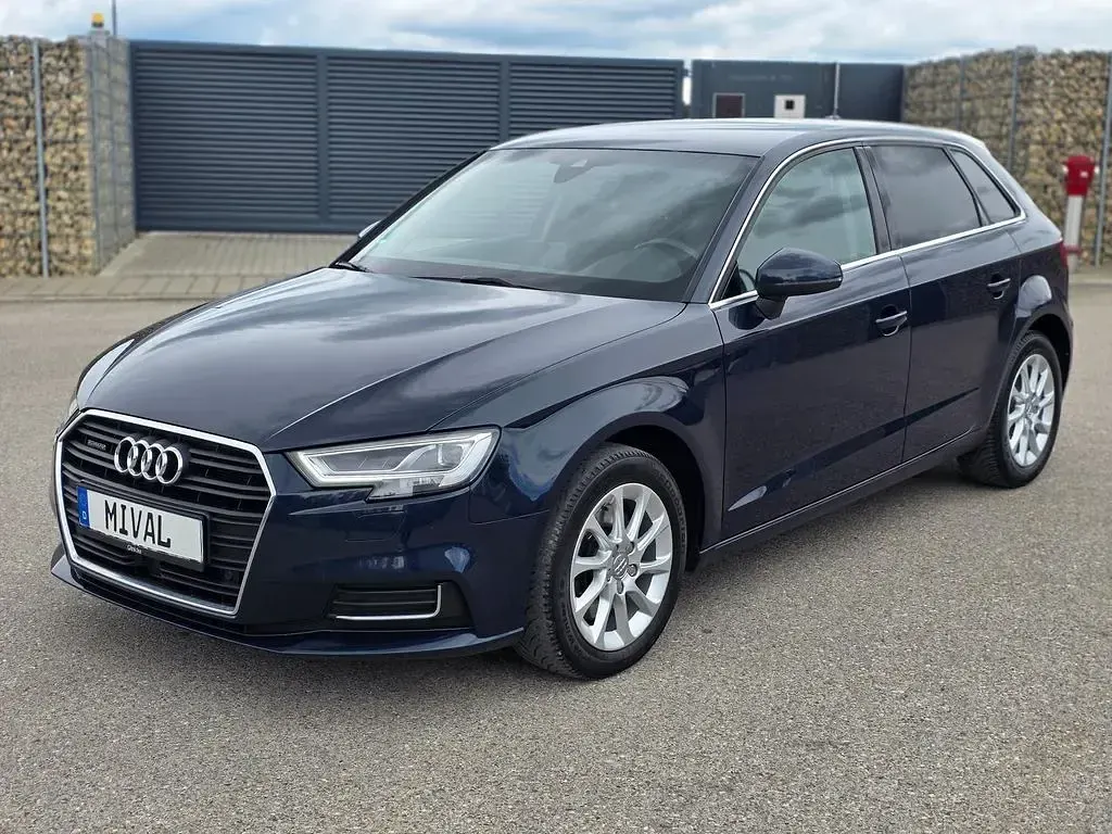 Gebraucht Audi A3 Ambiente 184 PS (135 kW) 2017 Cosmos blue, metallic Limousine
