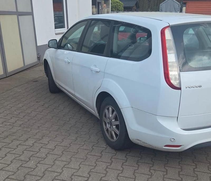 Usata Ford Focus 109 CV (80 kW) 2011 Bianco Station wagon