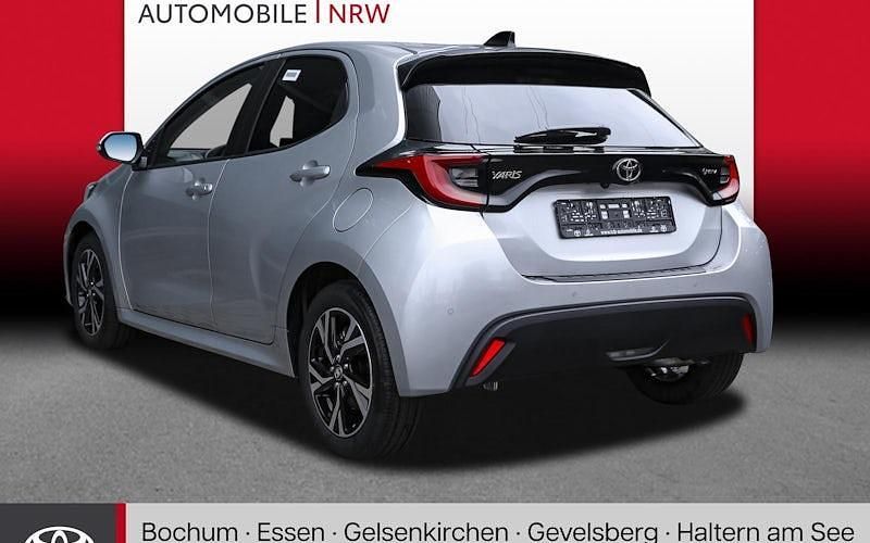 Neu Toyota Yaris Hybrid 116 PS (85 kW) 2025 Silber Limousine