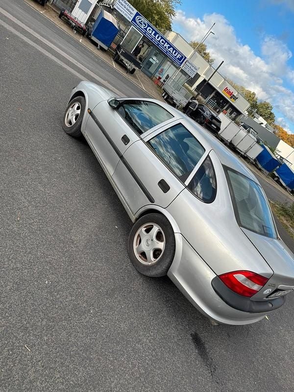Gebraucht Opel Vectra 100 PS (73 kW) 1998 Silber Limousine