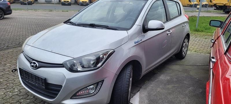 Silber Gebraucht 2014 Hyundai i20 Kleinwagen | 2.999 € (Guter Preis) - Bild 1/4
