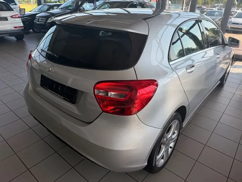 Gebraucht Mercedes A180 122 PS (89 kW) 2012 Silber Kleinwagen