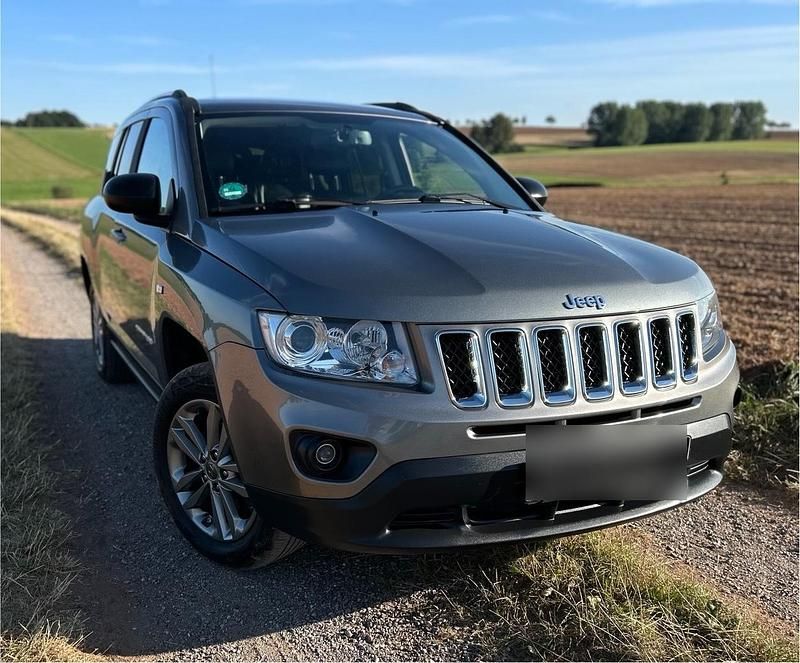 Grau Gebraucht 2012 Jeep Compass SUV | 8.399 € (Fairer Preis) - Bild 1/4