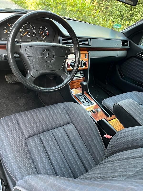 Gebraucht Mercedes 220 150 PS (110 kW) 1993 Silber Coupé