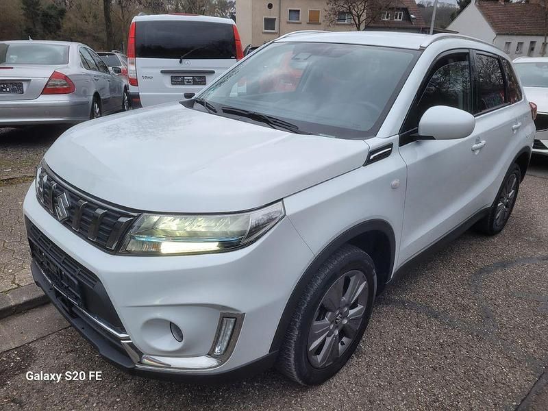 Weiß Gebraucht 2021 Suzuki Vitara Comfort+ SUV | 16.390 € (Fairer Preis) - Bild 1/4