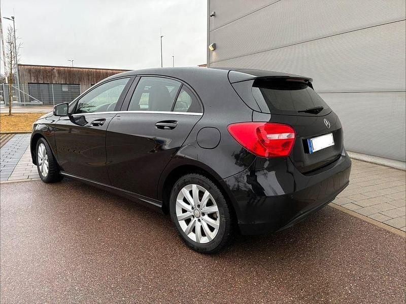 Gebraucht Mercedes A180 122 PS (89 kW) 2013 Schwarz Limousine
