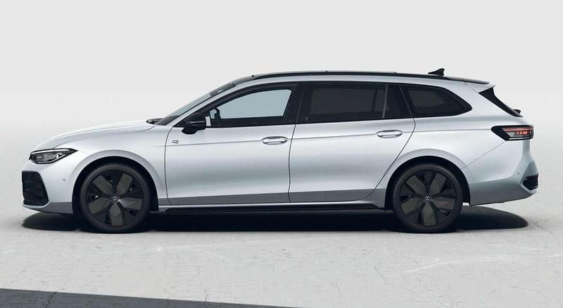 Oyster silver metallic Gebraucht 2024 VW Passat R-line Kombi | 51.250 € (Etwas zu teuer) - Bild 1/4