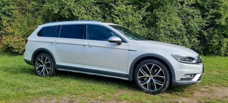 Weiß Gebraucht 2017 VW Passat Alltrack Kombi | 19.998 € (Guter Preis) - Bild 1/4