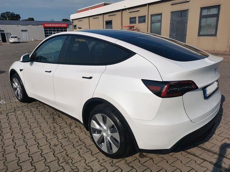 Weiß Gebraucht 2023 Tesla Model Y RWD SUV | 36.700 € (Fairer Preis) - Bild 1/4