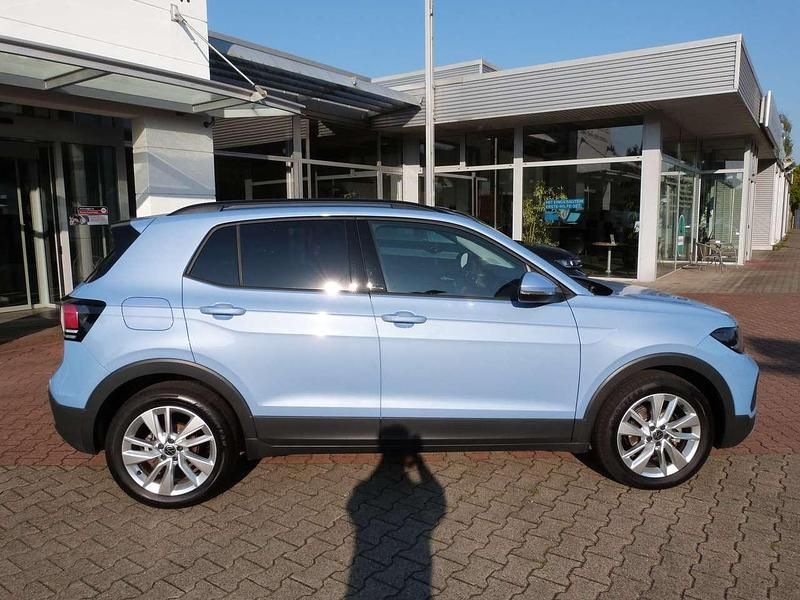 Gebraucht VW T-Cross Life 116 PS (85 kW) 2024 Clear blue metallic SUV