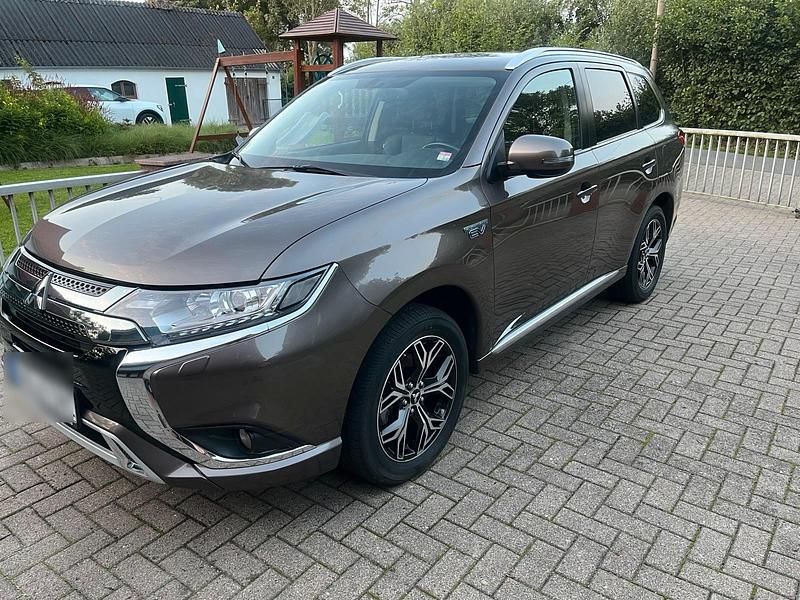 Braun Gebraucht 2020 Mitsubishi Outlander P-HEV Diamant Edition SUV | 23.000 € (Fairer Preis) - Bild 1/4