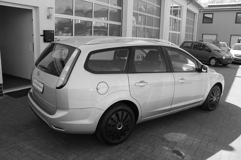 Gebraucht Ford Focus 101 PS (74 kW) 2010 Polarsilber metallic Kombi