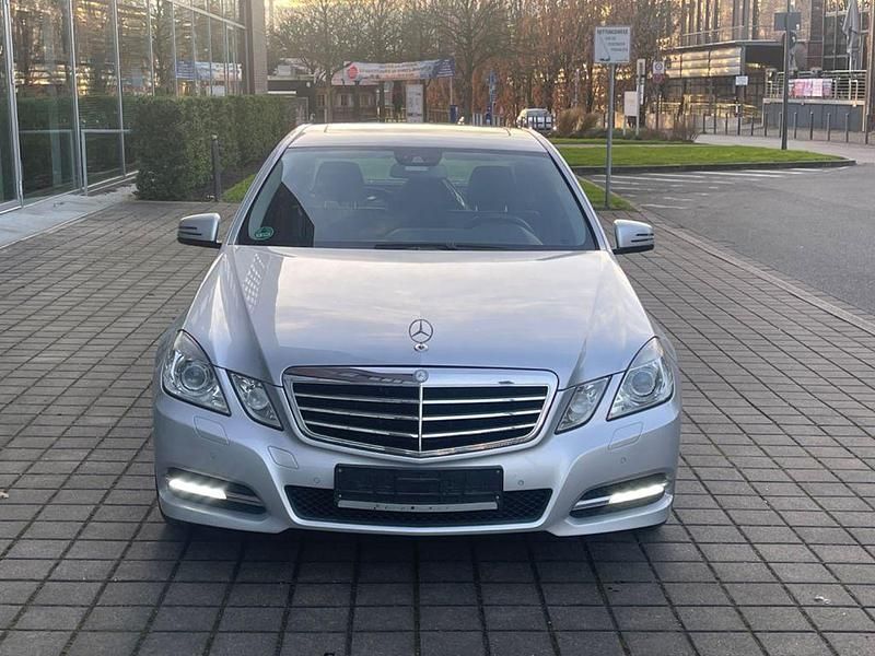Gebraucht Mercedes E200 136 PS (100 kW) 2011 Silber Limousine