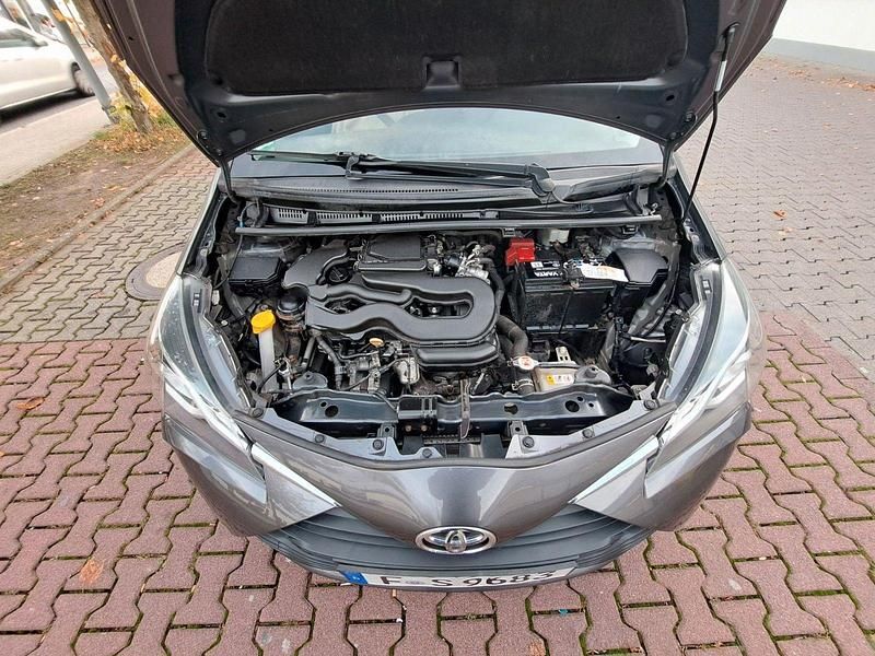 Grau Gebraucht 2018 Toyota Yaris Comfort Kleinwagen | 10.300 € (Fairer Preis) - Bild 1/4