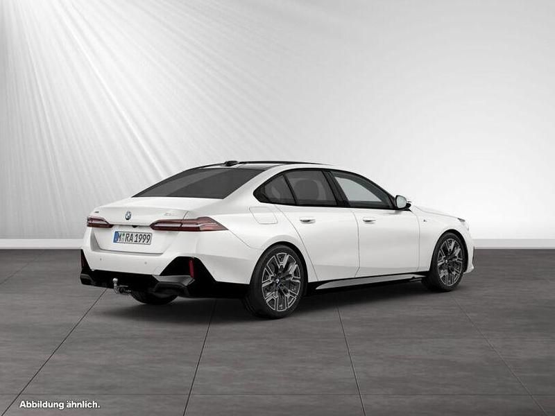 Gebraucht BMW 520 M Sport 197 PS (144 kW) 2025 Mineralweiss metallic Limousine