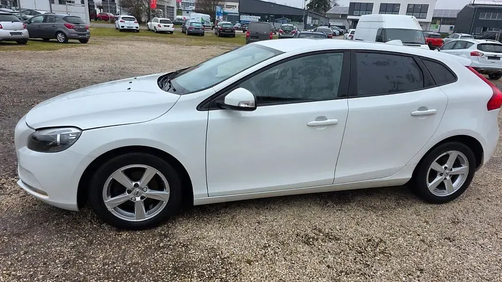 Gebraucht Volvo V40 Kinetic 120 PS (88 kW) 2019 Weiß Limousine