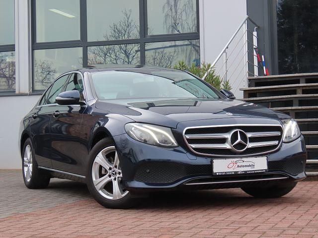 Cavansitblau metallic Gebraucht 2017 Mercedes E200 Avantgarde Limousine | 22.900 € (Fairer Preis) - Bild 1/2