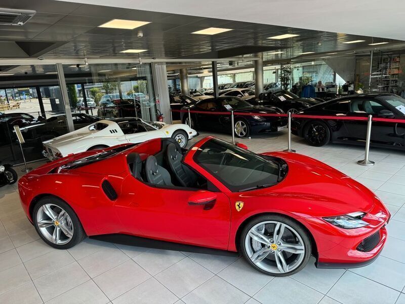 Gebraucht Ferrari 296 829 PS (609 kW) 2023 Rot Cabrio