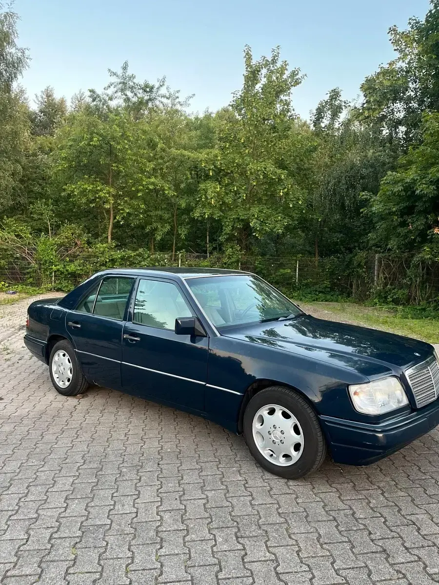 Gebraucht Mercedes E280 193 PS (141 kW) 1994 Blau Limousine