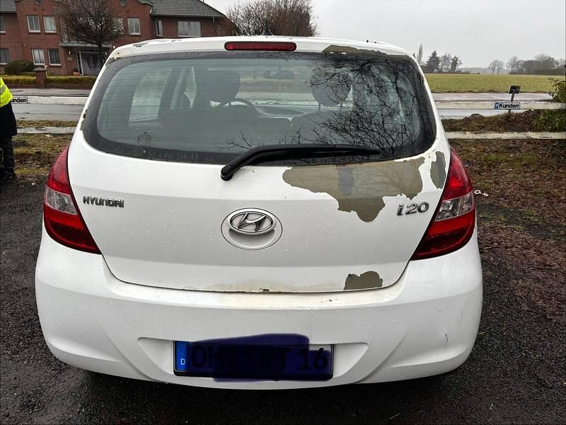 Gebraucht Hyundai i20 77 PS (56 kW) 2011 Weiß Kleinwagen