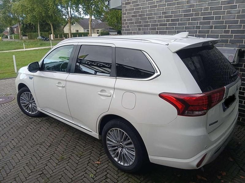 Gebraucht Mitsubishi Outlander P-HEV Diamant Edition 135 PS (99 kW) 2019 Weiß SUV