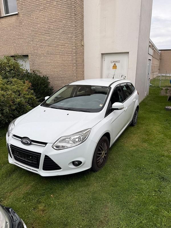 Weiß Gebraucht 2014 Ford Focus Kombi | 4.800 € (Guter Preis) - Bild 1/4