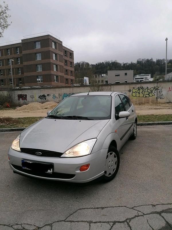 Second-hand Ford Focus 101 CP (74 kW) 2001 Argintiu Hatchback