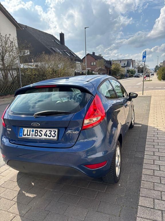 Gebraucht Ford Fiesta Titanium 95 PS (69 kW) 2011 Blau Kleinwagen