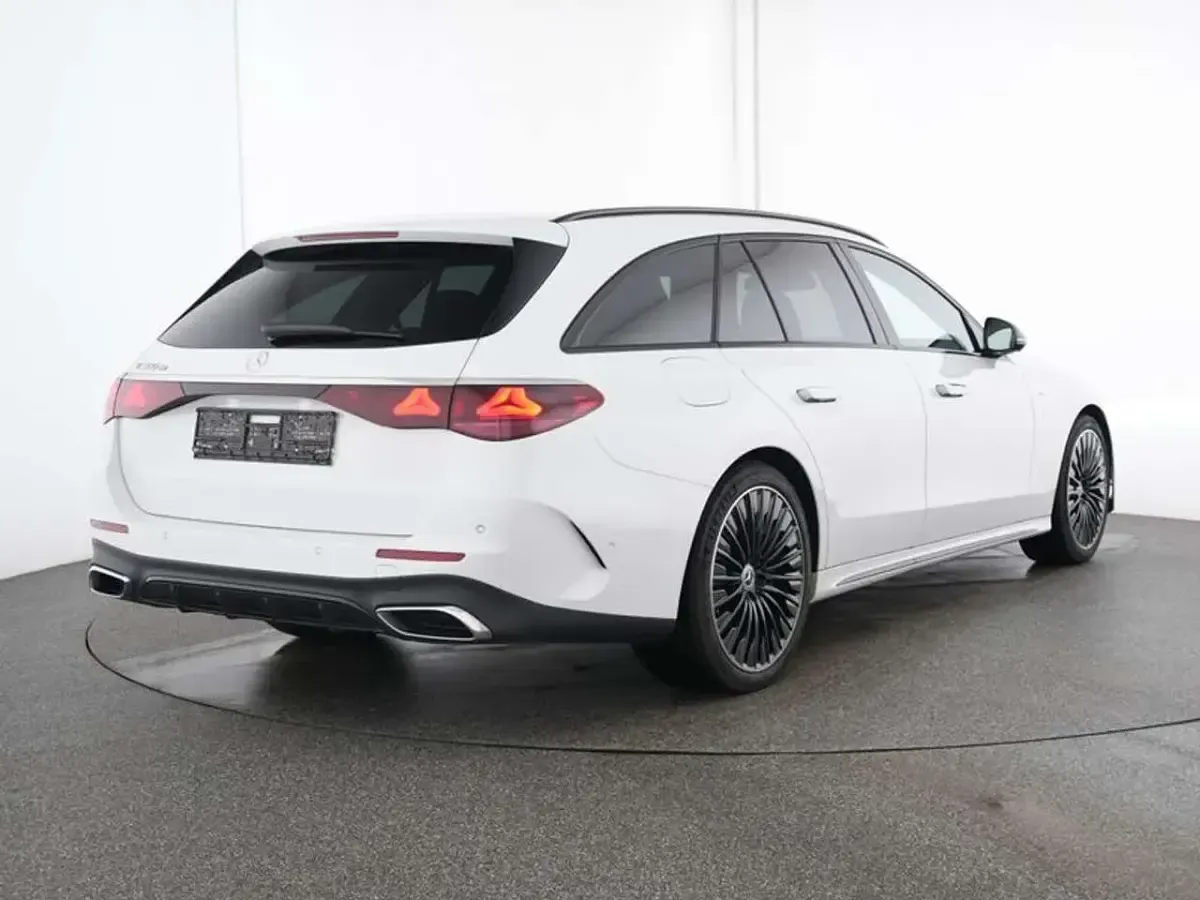Gebraucht Mercedes E300 AMG 197 PS (144 kW) 2025 Weiß Kombi