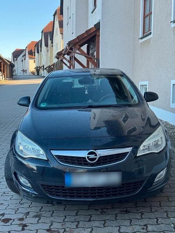 Gebraucht Opel Astra 140 PS (102 kW) 2012 Schwarz Kleinwagen