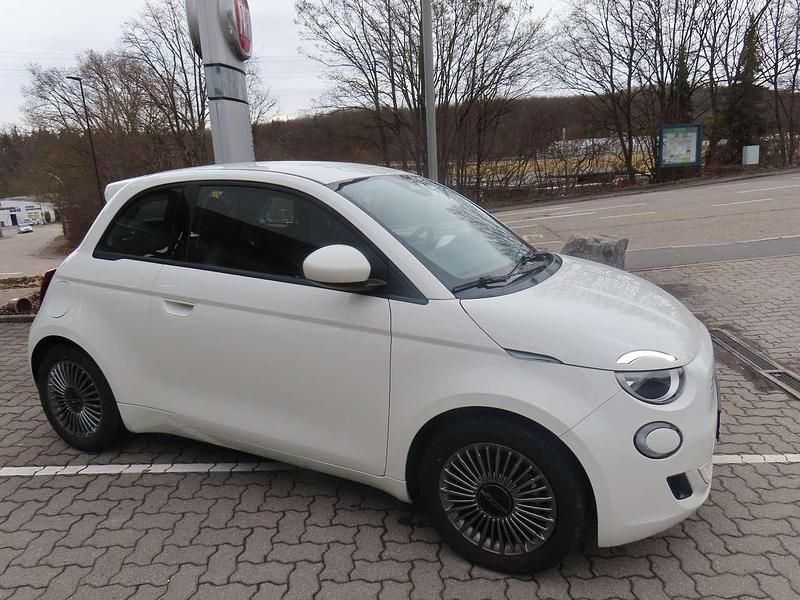 Gebraucht Fiat 500e Basis 86 kW (118 PS) 2023 Arktis weiß Kleinwagen