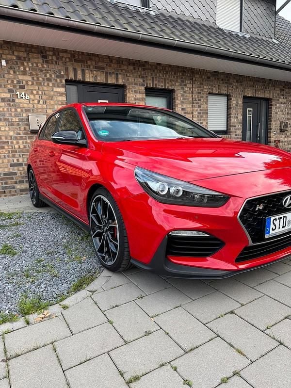 Rot Gebraucht 2018 Hyundai i30 Kleinwagen | 18.250 € (Fairer Preis) - Bild 1/4