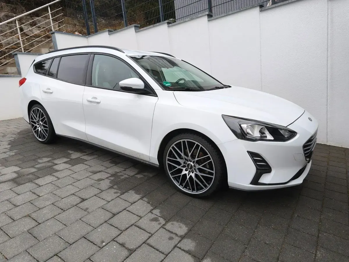 Używany Ford Focus Active 125 KM (91 kW) 2019 Biały Sedan/Limuzyna