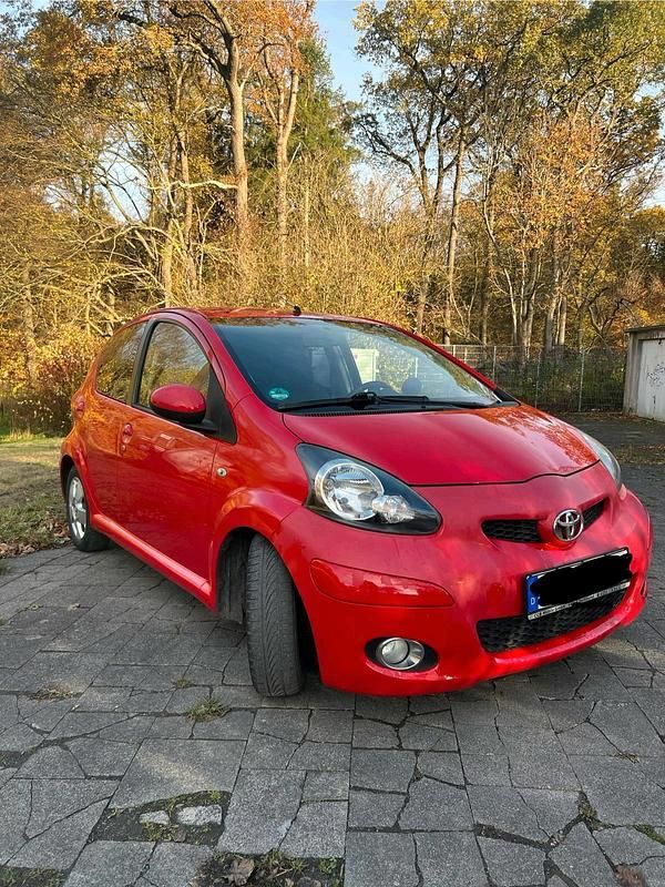 Rot Gebraucht 2009 Toyota Aygo Kleinwagen | 2.099 € (Fairer Preis) - Bild 1/4