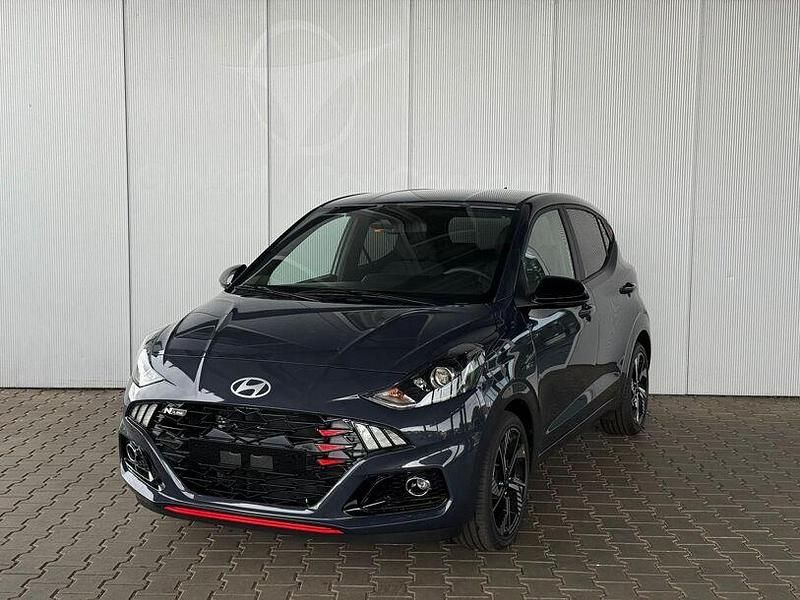 Grau Neu 2025 Hyundai i10 Kleinwagen | 22.150 € (Teuer) - Bild 1/4