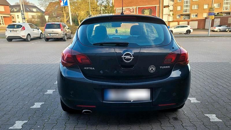 Gebraucht Opel Astra 140 PS (102 kW) 2010 Schwarz Limousine