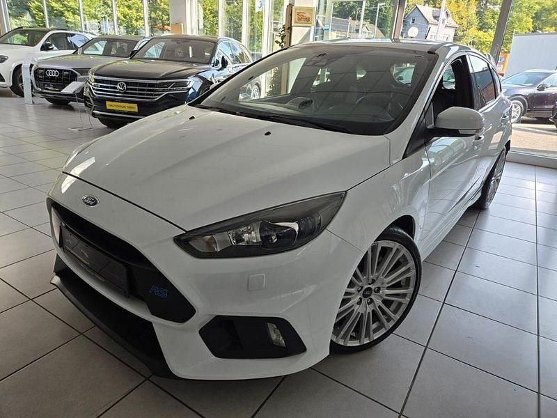 Frostweiß Gebraucht 2017 Ford Focus RS Limousine | 32.790 € - Bild 1/4