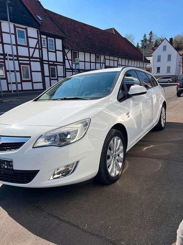 Gebraucht Opel Astra 101 PS (74 kW) 2012 Weiß Kombi
