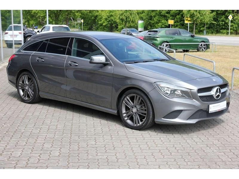 Gebraucht Mercedes CLA200 Shooting Brake Urban 156 PS (114 kW) 2016 Grau Kombi