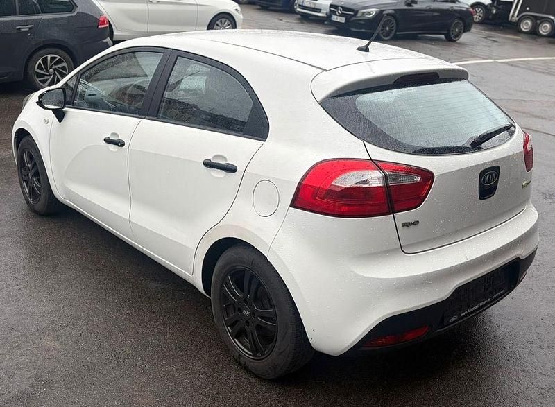 Gebraucht Kia Rio 75 PS (55 kW) 2012 Weiß Limousine
