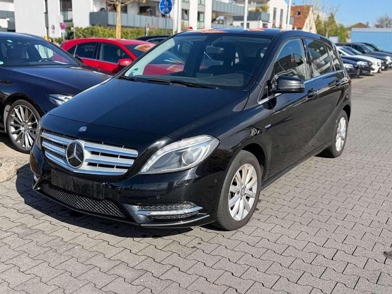 Gebraucht Mercedes B180 109 PS (80 kW) 2012 Kosmosschwarz  metalliclack Van / Kleinbus