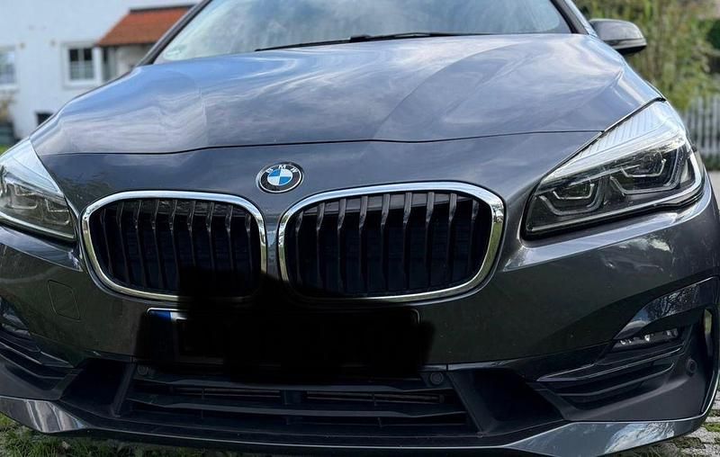 Grau Gebraucht 2020 BMW 220 Active Tourer Performance Van / Kleinbus | 21.900 € (Fairer Preis) - Bild 1/4
