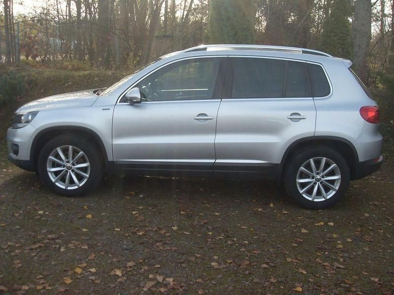 Silber Gebraucht 2016 VW Tiguan LOUNGE SUV | 11.975 € (Fairer Preis) - Bild 1/4