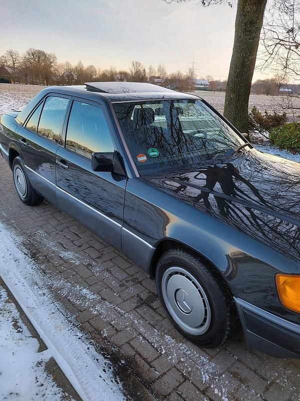 Gebraucht Mercedes E230 132 PS (97 kW) 1990 Schwarz Limousine