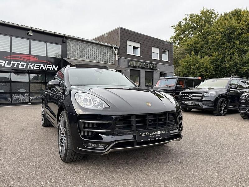 Tiefschwarz (metallic) Gebraucht 2016 Porsche Macan Turbo SUV | 38.880 € (Fairer Preis) - Bild 1/4