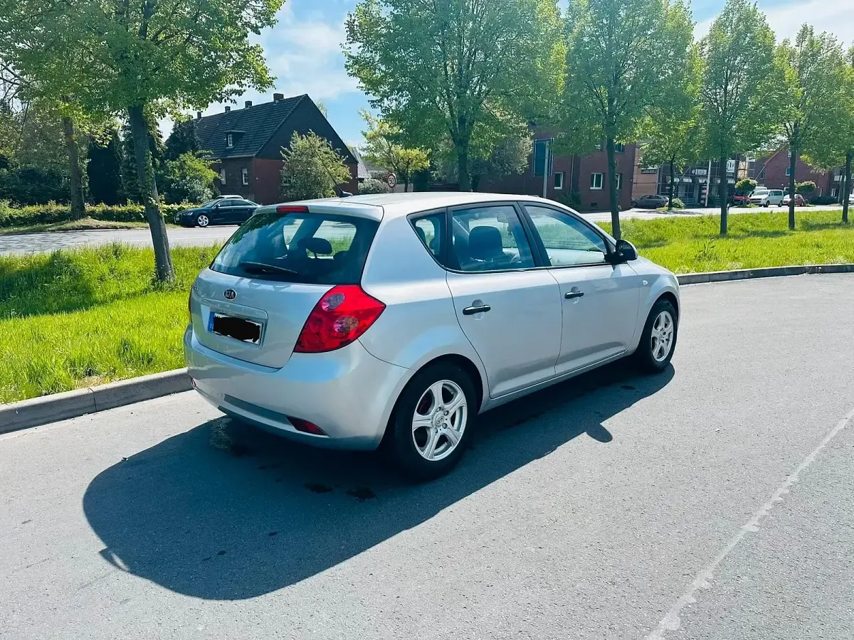 Używany Kia Ceed 126 KM (92 kW) 2009 Szary Hatchback