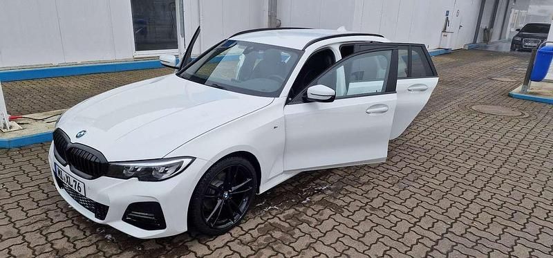 Weiß Gebraucht 2021 BMW 320 M Sport Kombi | 29.500 € (Fairer Preis) - Bild 1/4