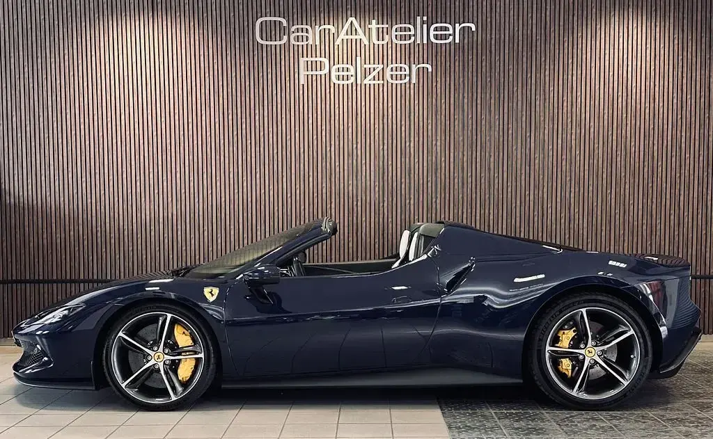 Gebraucht Ferrari 296 829 PS (609 kW) 2023 Blau Cabrio