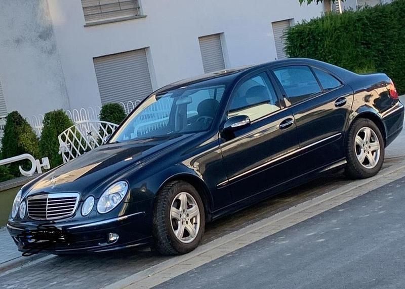 Schwarz Gebraucht 2006 Mercedes E200 Avantgarde Limousine | 13.799 € - Bild 1/4