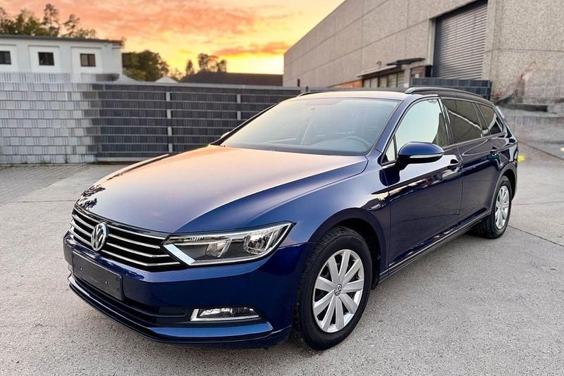 Blau Gebraucht 2017 VW Passat Kombi | 10.690 € (Fairer Preis) - Bild 1/4